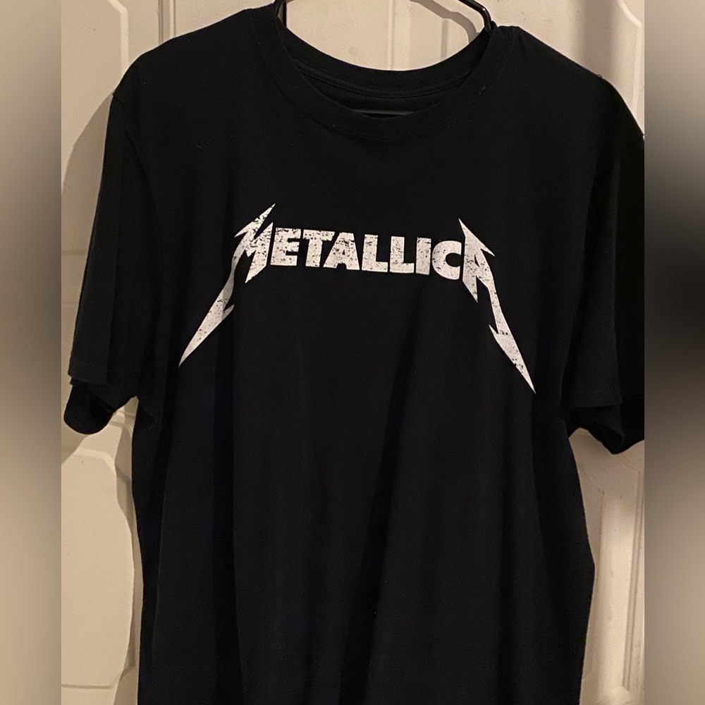 black metallica t-shirt
